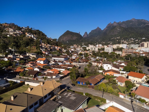 Luchtfoto van de stad Teresopolis Bergen en heuvels met blauwe lucht en veel huizen in het berggebied van Rio de Janeiro Brazilië Drone foto Araras Teresopolis Zonnige dag Zonsopgang