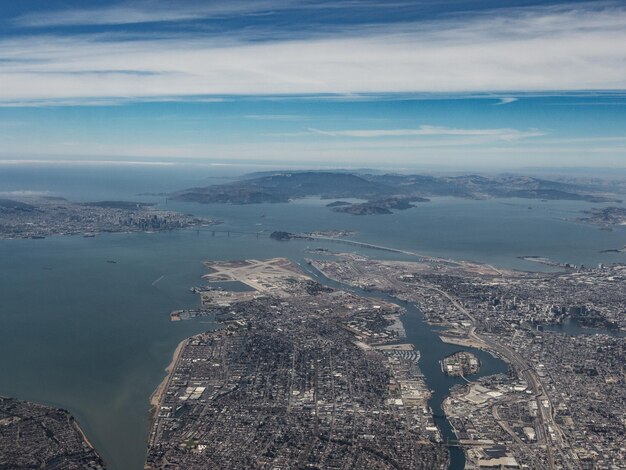 Luchtfoto van de stad vanaf de zee tegen de lucht
