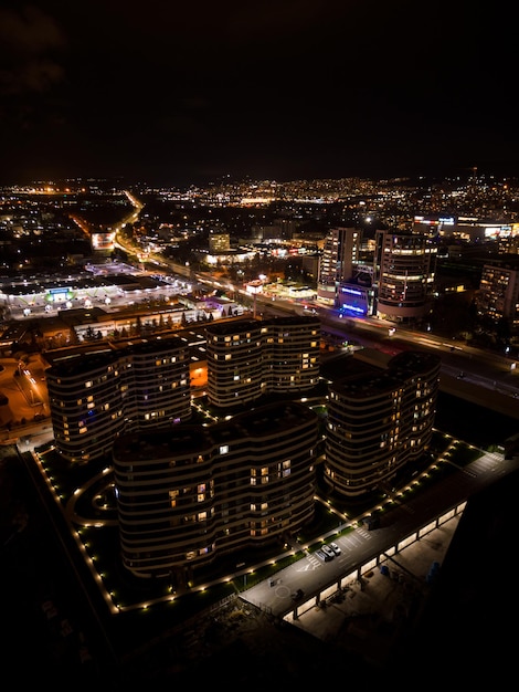 Luchtfoto van de stad Varna 's nachts Nacht stedelijk landschap