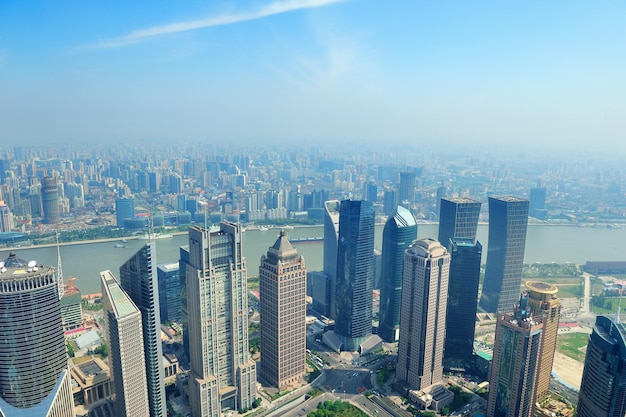 Luchtfoto van de stedelijke stad van Shanghai met wolkenkrabbers.