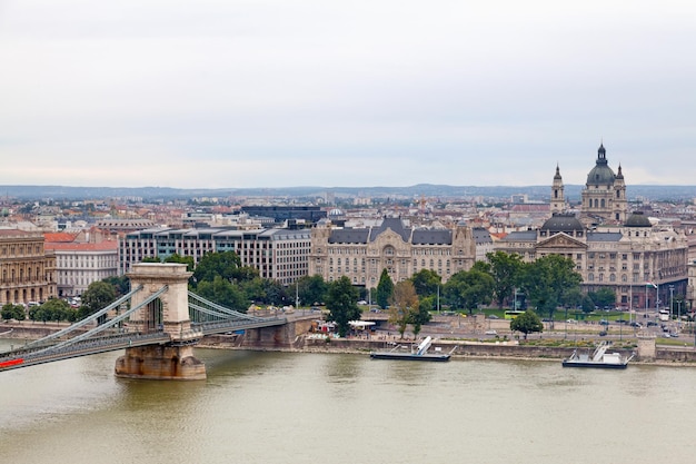 Luchtfoto van de Szechenyi-ketenbrug in Boedapest