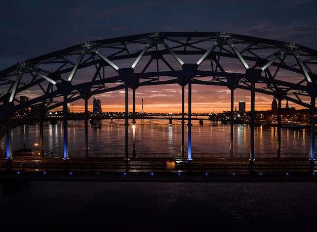 Luchtfoto van de treinbrug in riga, letland