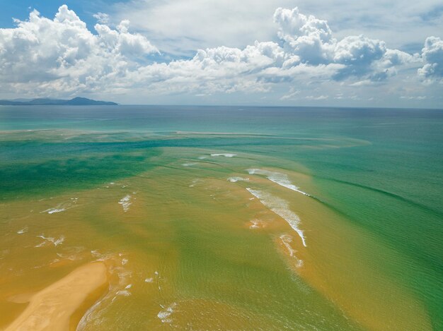 Luchtfoto van de tropische zee in Phuket, Thailand.