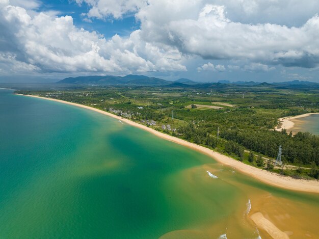 Luchtfoto van de tropische zee in Phuket, Thailand.