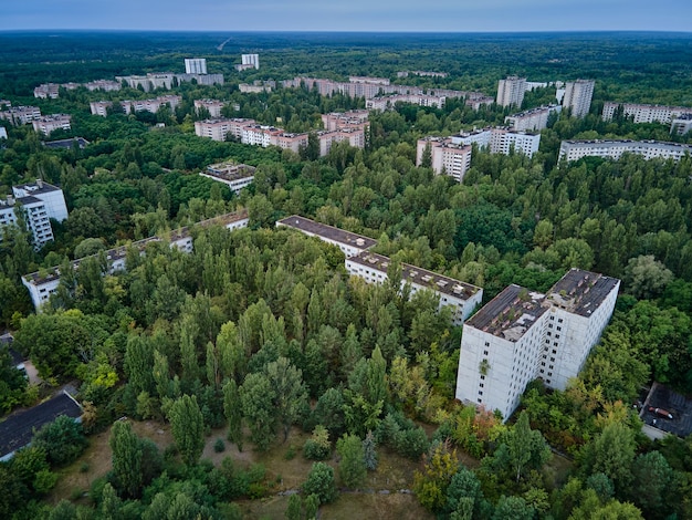 Luchtfoto van de uitsluitingszone van Tsjernobyl Oekraïne Zone van hoge radioactiviteit Ruïnes van verlaten spookstad Pripyat stad Ruïnes van gebouwen