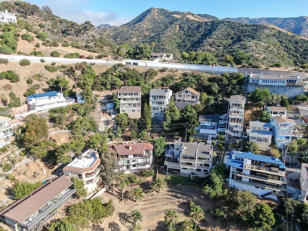 Luchtfoto van de vallei van de binnenstad van Avalon in de beroemde toeristische attractie van Santa Catalina Island