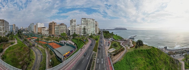 Luchtfoto van de Villena Rey brug in Miraflores Peru 360