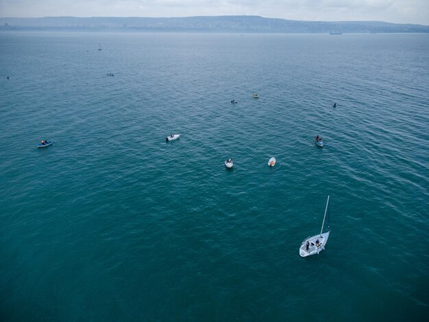 Luchtfoto van de vissersboten in de zee