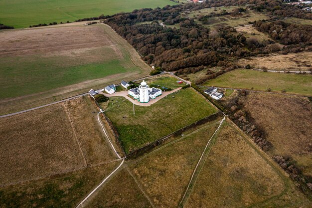 Luchtfoto van de vuurtoren op de witte Cliffs of Dover. Close-up van de kliffen tijdens magische zonsondergang.