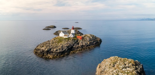 Luchtfoto van de vuurtoren op eiland vakantie concept vakantie concept