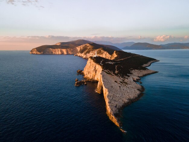 Luchtfoto van de vuurtoren van het eiland Lefkada op de klif