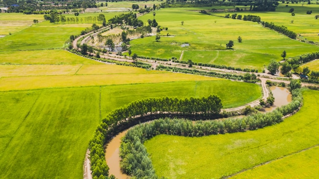 luchtfoto van de weg en slinkse rivier in een veld