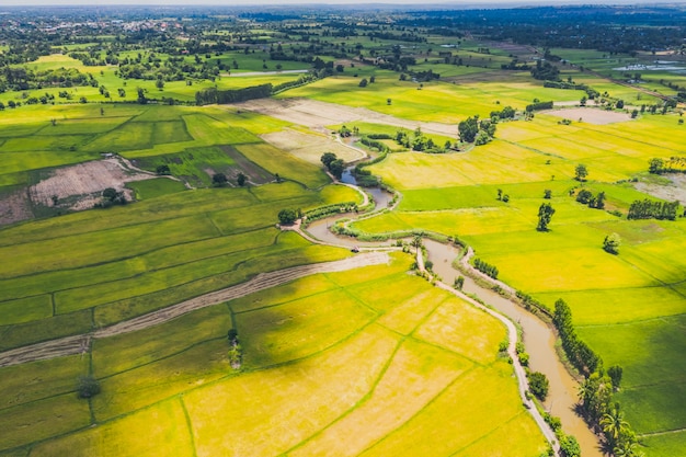 luchtfoto van de weg en slinkse rivier in een veld