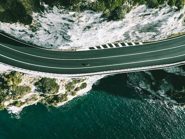 Luchtfoto van de weg langs de oceaan of de zee in Italië