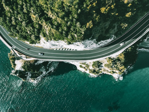 Luchtfoto van de weg langs de oceaan of de zee in Italië