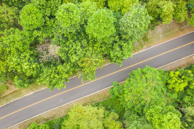 Foto luchtfoto van de weg onder het bos