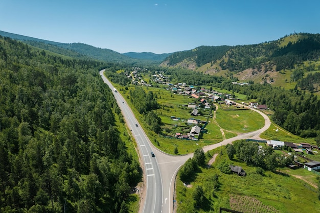 Luchtfoto van de weg van het Baikalmeer. Een weg die door een naaldbos loopt, luchtfotografie van een drone. Kronkelende weg in de ecoregio van de West-Siberische taiga