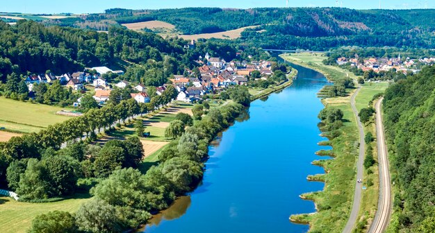 Foto luchtfoto van de weser bij beverungen, duitsland, met velden en weiden op de voorgrond