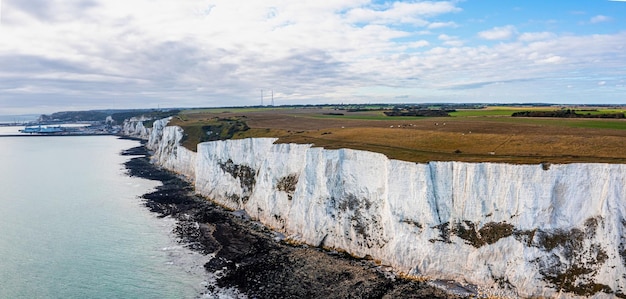 Luchtfoto van de White Cliffs of Dover. Close-up uitzicht op de kliffen vanaf de zeezijde. Engeland, Oost-Sussex. Tussen Frankrijk en het VK