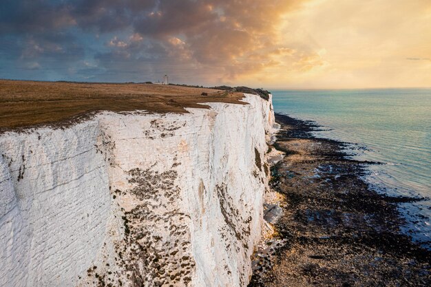 Luchtfoto van de White Cliffs of Dover. Close-up uitzicht op de kliffen vanaf de zeezijde. Engeland, Oost-Sussex. Tussen Frankrijk en het VK