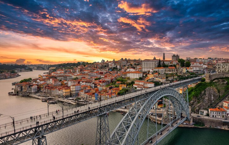 Luchtfoto van de wijk Ribeira en de D Luis I-brug in de stad Porto in PortugalxDxA