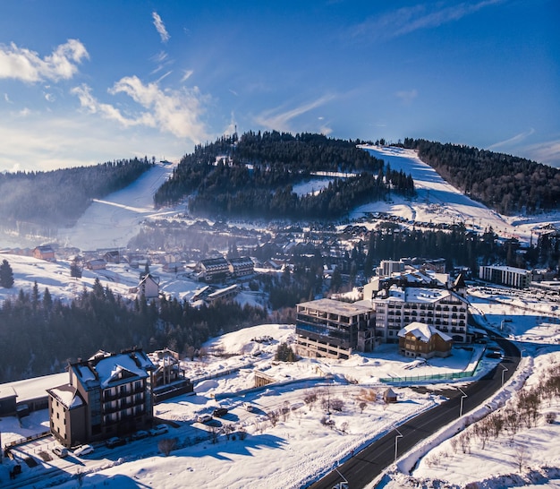 Luchtfoto van de winterbergen met sneeuw