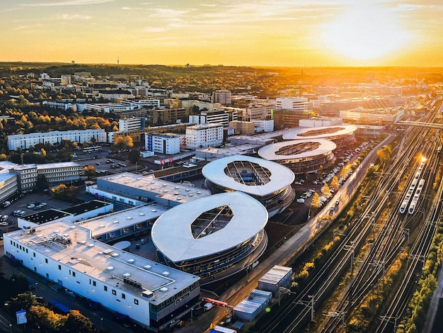 Luchtfoto van de witte gebouwen van Wolfsburg tijdens schilderachtige zonsondergang, Duitsland