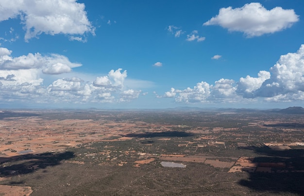 Luchtfoto van de wolken die schaduwen werpen over het landschap met de bergen op de achtergrond