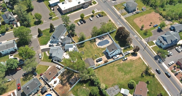 Luchtfoto van de woonwijk, een prachtige buitenwijk van het zomerlandschap van stedelijke daken in sayreville n