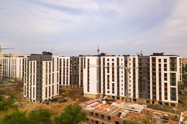 Luchtfoto van de woonwijk van de stad met hoge flatgebouwen in aanbouw.