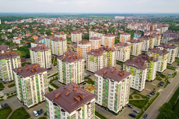 Luchtfoto van de woonwijk van de stad met hoge flatgebouwen.