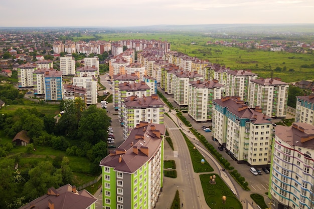 Luchtfoto van de woonwijk van de stad met hoge flatgebouwen.