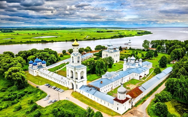 Luchtfoto van de Yuriev of St. George's klooster op een oever van de rivier de Volkhov. Een van de oudste kloosters in Rusland