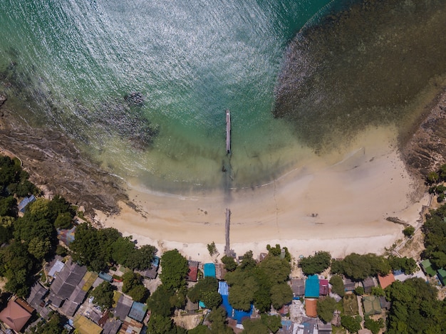 Luchtfoto van de zee en de bergen van Koh Samet