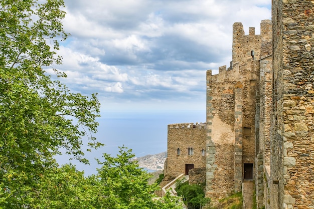 Luchtfoto van de zee en het strand vanaf de berg waar het middeleeuwse klooster van Sant Pere de Rodes, Girona.