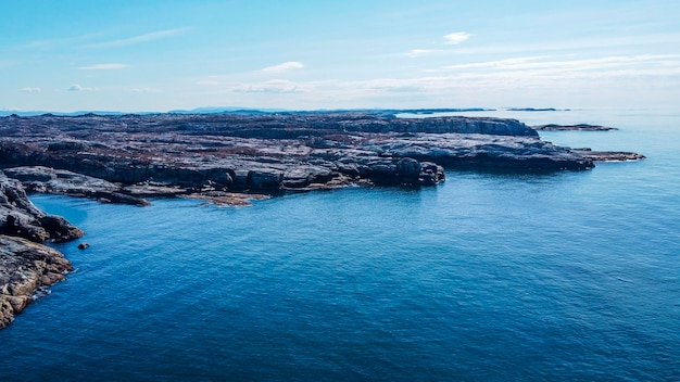 Luchtfoto van de zeegolf en rotsen van de kustlijn van Noorwegen