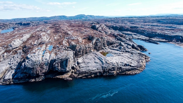 Luchtfoto van de zeegolf en rotsen van de kustlijn van Noorwegen