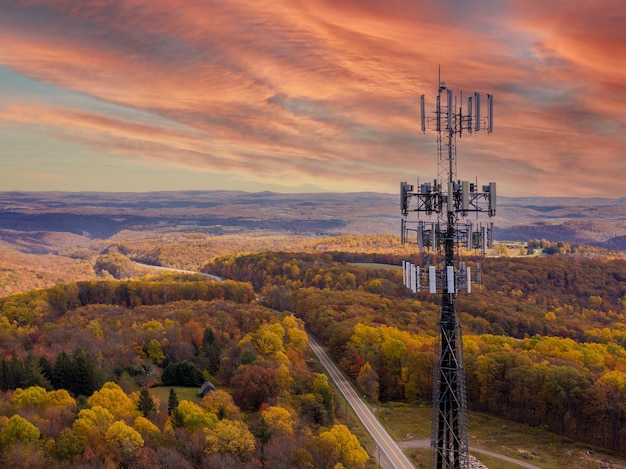 Luchtfoto van de zendmast voor mobiele telefoons boven bebost landelijk gebied van West Virginia om het gebrek aan breedbandinternet te illustreren