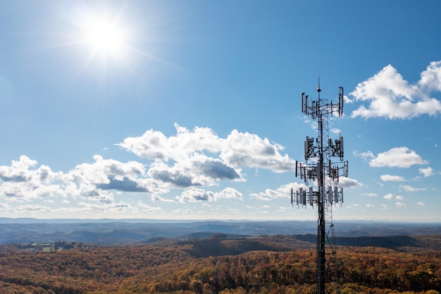 Luchtfoto van de zendmast voor mobiele telefoons boven bebost landelijk gebied van West Virginia om het gebrek aan breedbandinternet te illustreren