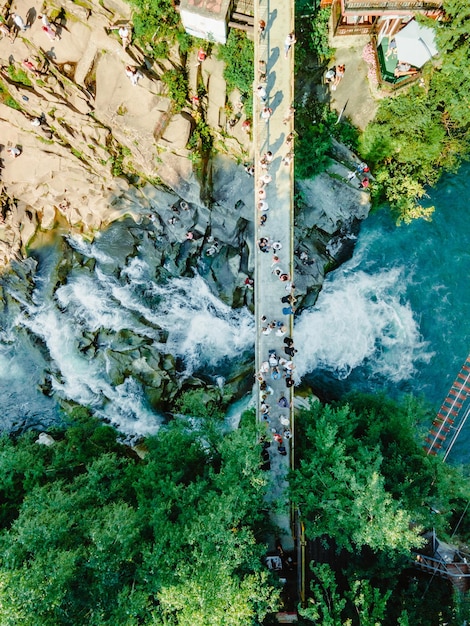 Luchtfoto van de zomerwaterval in de Oekraïense Karpaten kopieerruimte