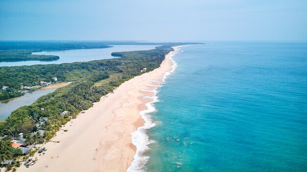 Luchtfoto van de zuidkust van het eiland Sri Lanka