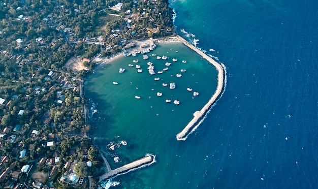 Luchtfoto van de zuidkust van het eiland Sri Lanka