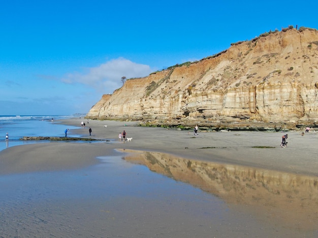 Luchtfoto van Del Mar North Beach, kliffen aan de kust van Californië en huis met blauwe Stille oceaan