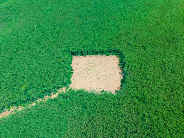 Luchtfoto van dialoogbord op het grasveld