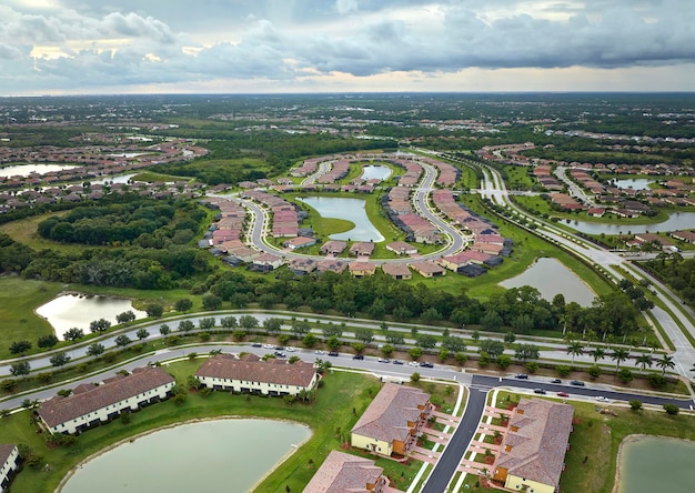 Luchtfoto van dicht opeengepakte huizen in gesloten woonclubs in florida familiehuizen als voorbeeld van vastgoedontwikkeling in amerikaanse buitenwijken