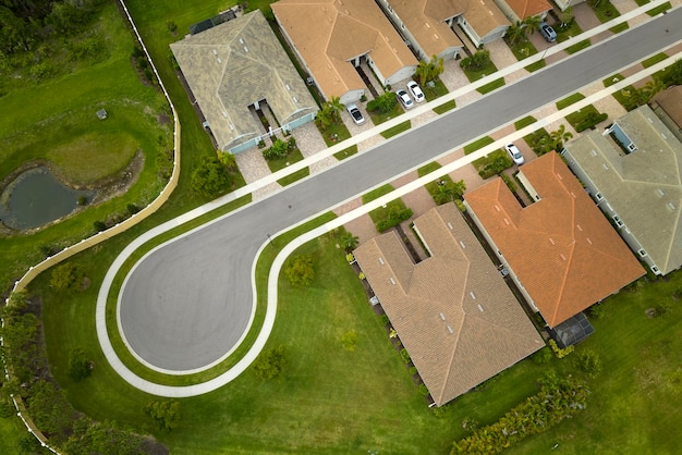 Luchtfoto van doodlopende straat in doodlopende straat met dichtbebouwde huizen in Florida gesloten woongebied Vastgoedontwikkeling van gezinswoningen en infrastructuur in Amerikaanse buitenwijken