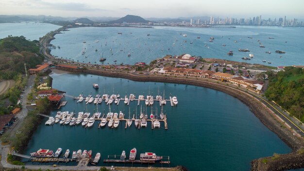 Luchtfoto van dron van Harbor in de stad Panama