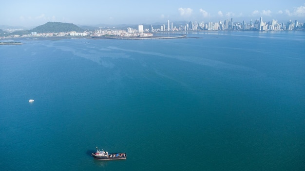 Luchtfoto van dron van Harbor in de stad Panama