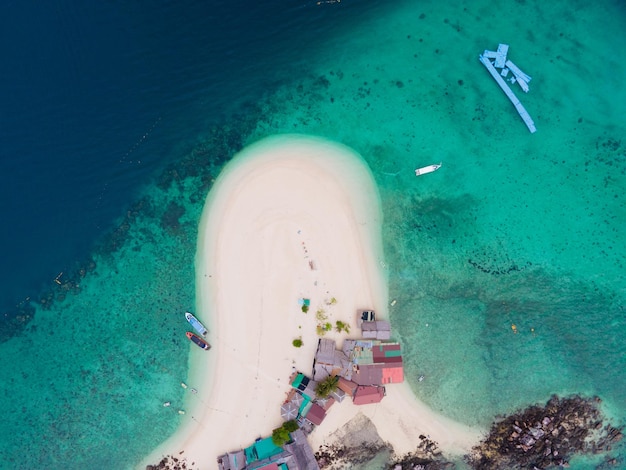 Luchtfoto van drone Bovenaanzicht van prachtige turquoise zee en witte strandzandruimte Zeewater