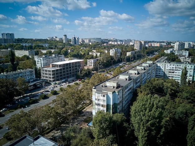 Luchtfoto van drone die over de stad kishinev moldavië vliegt